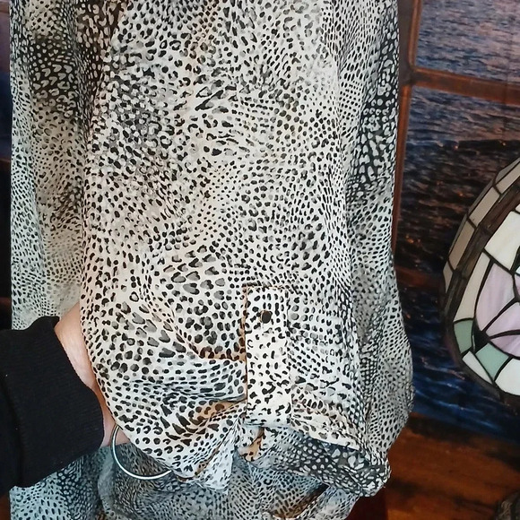 5/$25 APT 9 SNAKE PRINT BLACK AND WHITE BLOUSE - Picture 5 of 6